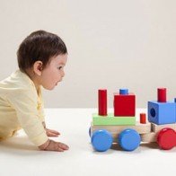 Nguyên tắc khi chọn đồ chơi cho bé dưới 6 tháng tuổi