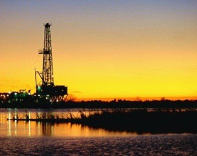 Giá dầu giảm mạnh vì dự báo FED nâng lãi suất