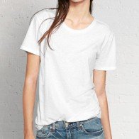 8 mẫu áo thun trắng hoàn hảo cho công sở và dạo phố cuối tuần