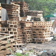 Gỗ thải từ container thành hàng giá rẻ ở Sài Gòn