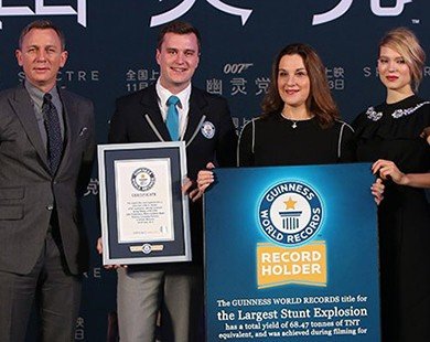 Cảnh cháy nổ trong 'Spectre' lập kỷ lục Guinness
