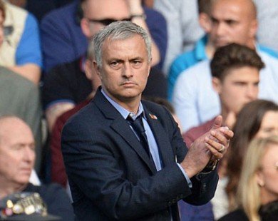 HLV Mourinho chính thức giữ được ghế nóng