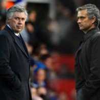 Chelsea: Ancelotti “vừa đấm vừa xoa” Mourinho