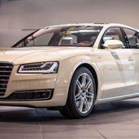 Audi A8L độc đáo với màu sơn trắng như hoa mộc lan