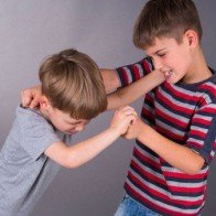 5 dấu hiệu cho thấy con bạn đang bị bắt nạt tại trường học