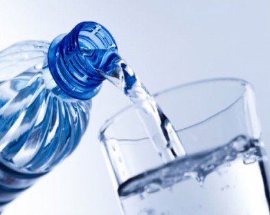 Uống nước đóng chai giết chết ham muốn tình dục
