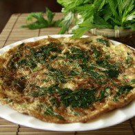 Những người cấm ăn trứng gà ngải cứu dù mê đến mấy
