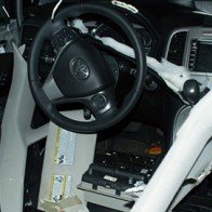 “Đột nhập” vào Toyota Venza để tìm kẹo, gấu hoang xé nát nội thất