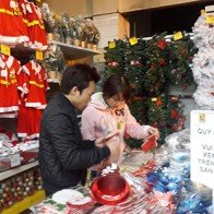 Đồ trang trí Noel giá rẻ được chuộng, hàng đắt tiền ế ẩm
