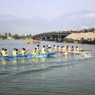 Âm nhạc đường phố và khiêu vũ bên bờ sông Hàn dịp Tết