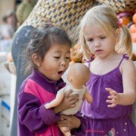 Làm thế nào để trẻ 3-4 tuổi biết cách chia sẻ