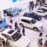 Người dân ào ào mua ô tô để "chạy" thuế?