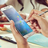 Bộ tứ smartphone cỡ lớn “gây bão” trong năm 2015