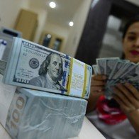 Gửi ngoại tệ có thể phải trả phí, có gây sốc?