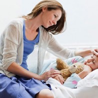 Những cách hạ sốt khiến bé bệnh ngày càng nặng