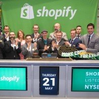 Thưởng mỗi nhân viên 1.000 USD để shopping