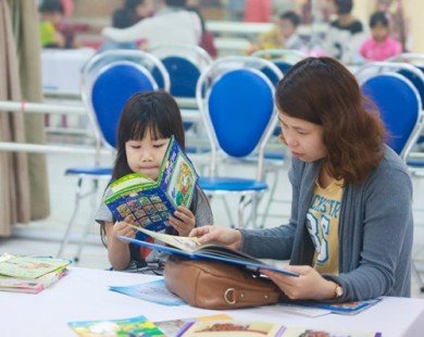 Bộ Giáo dục khuyến khích cha mẹ đọc sách, truyện cho con nghe