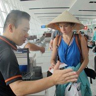 Xăng giảm kỷ lục, yêu cầu hàng không giảm giá vé