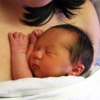 Hạ sốt cho bé sơ sinh bằng "da tiếp da"