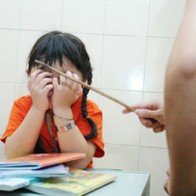 Làm gì khi con bị cô giáo đánh mắng?