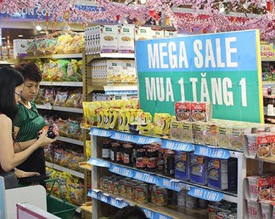 Bánh mứt Tết ngoại giá bình dân bung hàng ở Sài Gòn