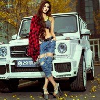 Cô nàng cá tính cực "ngầu" bên xe việt dã Mercedes