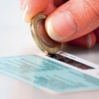 Dùng tay cào thẻ điện thoại sẽ gây bệnh ung thư?