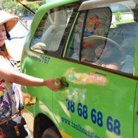 Sợ bị phạt, taxi đồng loạt giảm giá cước