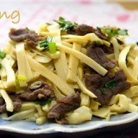 Bữa cơm giản dị với măng xào