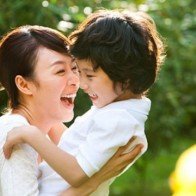 Giúp con tự tin bằng cách luôn khích lệ