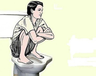 Đàn ông dễ bị liệt dương vì ngồi tiểu