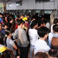 Lo quá tải ATM, mang tiền đến nhà máy trả lương