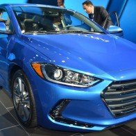 Hyundai Elantra 2017: Trang bị tốt hơn, giá rẻ hơn