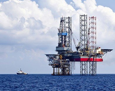Lương lao động ngành dầu khí giảm theo giá dầu thế giới