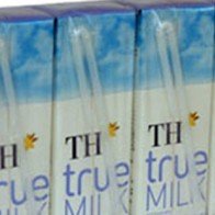 Sữa có giòi, nhà phân phối thương lượng, cửa hàng không chịu