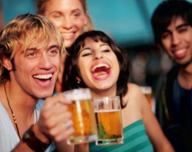 Thực hư việc uống bia không hại bằng uống rượu?
