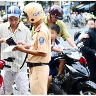 Tết này, người lái xe ý thức kém nên chuẩn bị sẵn 6 triệu trong ví