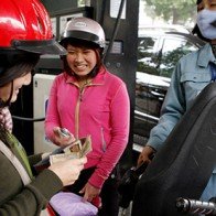 Giá xăng dầu thế giới giảm sâu, giá trong nước vẫn... ngất ngưởng