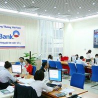 ATM "nghỉ tết" sớm, dân vô ngân hàng rút tiền bị tính phí