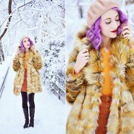 Xuống phố cuối tuần với váy áo rực rỡ sắc màu như fashionista