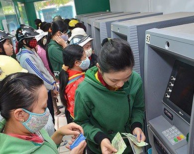 Công nhân 'chết đứng' khi rút tiền ATM lại bị nuốt tiền