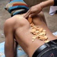 Chàng trai có biệt tài dùng vai kẹp vỡ kẹo