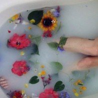 12 thứ nên tự thêm vào nước tắm để có làn da khỏe đẹp