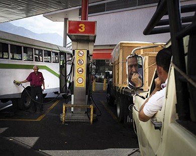 Venezuela tăng giá xăng hơn 60 lần