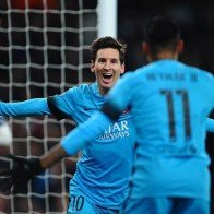 Messi và cú đúp phá dớp thủ thành Petr Cech