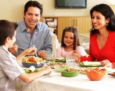 Làm thế nào để dạy con lịch sự khi ăn uống?