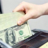 Bất chấp tỷ giá trung tâm liên tục tăng, giá USD ngân hàng vẫn giảm