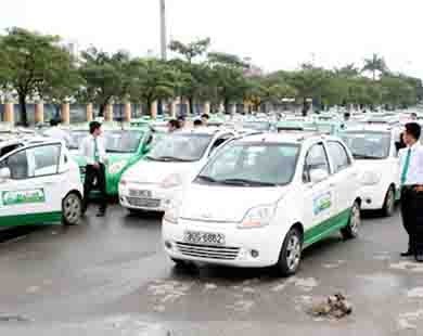 Các hãng taxi Hà Nội bắt đầu giảm giá cước từ 300-1.000 đồng/km