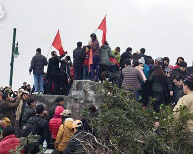 Cảnh tượng chật kín người trên đỉnh Fansipan gây tranh cãi
