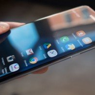 Điện thoại màn hình cong sắp thành hàng phổ cập